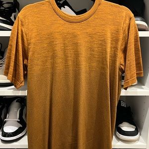 Men’s short sleeve lululemon shirt/top